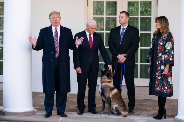 Bilder des Jahres 2019, News 11 November News Themen der Woche KW48 News Bilder des Tages President Donald Trump speaks about Conan the military dog as Vice President Mike Pence, First Lady Melania Trump and Conan s handler stand by, at the White House in Washington, DC on November 25, 2019. The dog Conan assisted in the Baghdadi raid and was awarded a medal by President Trump.  WAP20191125327 KEVINxDIETSCH