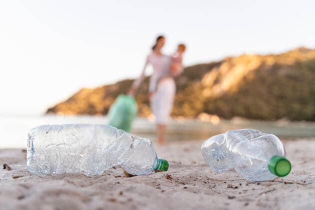 Empty plastic bottles on the beach model released Symbolfoto  DIGF08863