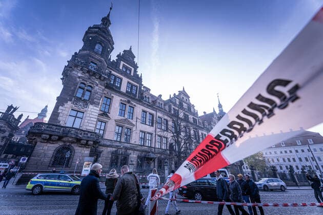 Bilder des Jahres 2019, News 11 November News Themen der Woche KW48 News Bilder des Tages Raub im Grünen Gewölbe In der Schatzkammer der Dresdner Residenz, dem Grünen Gewölbe, ist am frühen Montagmorgen eingebrochen worden. Der Raub betrifft den historischen Teil der wertvollen Sammlung. Polizisten sichern und untersuchen den Tatort rund um das Schloss Dresden. *** Robbery in the Green Vault The Green Vault, the treasure chamber of Dresdens Residenz, was broken into early Monday morning The robbery affects the historical part of the valuable collection Police officers secure and investigate the crime scene around Dresden Castle
