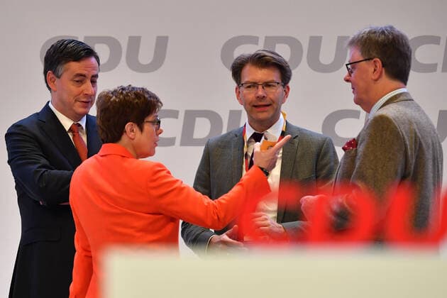 Feature ,Randmotiv-CDU Logo-im Hintergrund stehen Annegret KRAMP KARRENBAUER (CDU Vorsitzende) mit v.li: David McAllister,Daniel Caspary, Michael Grosse-Broemer. 32.Parteitag der CDU Deutschlands am 23.11.2019,Congress Centrum Leipzig, *** Feature, border motive CDU logo in the background stand Annegret KRAMP KARRENBAUER CDU chairman with left David McAllister, Daniel Caspary, Michael Grosse Broemer 32 party congress of the CDU Germany on 23 11 2019, Congress Centrum Leipzig,