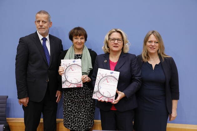 Bilder des Jahres 2019, News 11 November News Themen der Woche KW48 News Bilder des Tages Tobias Fuchs, Leiter Klima und Umwelt, Deutscher Wetterdienst, Maria Krautzberger, Präsidentin des Umweltbundesamtes (UBA), Bundesministerin für Umwelt, Naturschutz und nukleare Sicherheit Svenja Schulze, Dr. Maike Schaefer, Bremer Bürgermeisterin sowie Senatorin für Klimaschutz, Umwelt, Mobilität, Stadtentwicklung und Wohnungsbau, Deutschland, Berlin, Bundespressekonferenz, Thema: Monitoring-Bericht zu Klimawandelfolgen, 26.11.2019 *** Tobias Fuchs, Head of Climate and Environment, German Weather Service, Maria Krautzberger, President of the Federal Environment Agency (UBA), Federal Minister for the Environment, Nature Conservation and Nuclear Safety Svenja Schulze, Dr Maike Schaefer, Mayor of Bremen and Senator for Climate Protection, Environment, Mobility, Urban Development and Housing, Germany, Berlin, Federal Press Conference, Monit