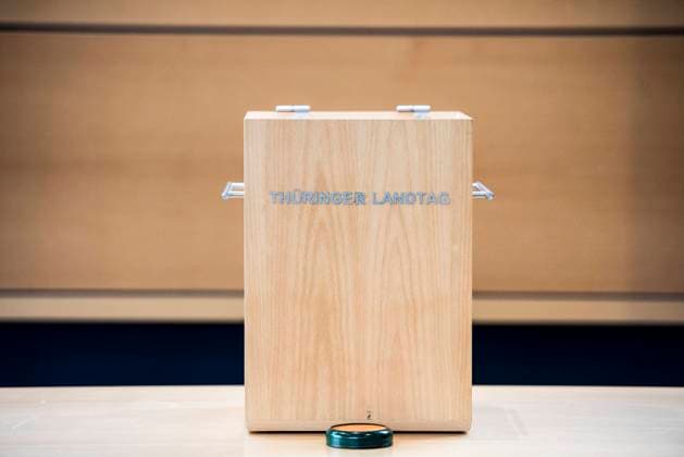 THÜRINGER LANDTAG - KONSTITUIERENDE SITZUNG 26 11 2019 - Erfurt: Die Wahlurne vor der konstituierenden Sitzung zum Thüringer Landtag am 26. November 2019. _________________ *** THÜRINGER LANDTAG CONSTITUTING MEETING 26 11 2019 Erfurt The ballot box before the constituent session of the Thuringian Parliament on 26 November 2019