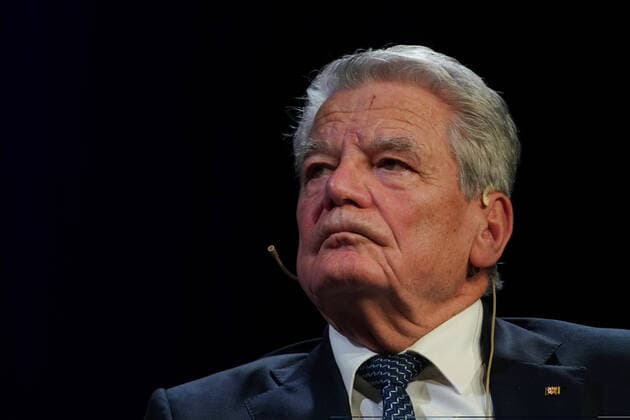 Urania Awards GER, Berlin,20191126, Urania Awards, Joachim Gauck former Federal President at Seyran Ates, Berlin, lawyer, womens rights activist, founder Ibd Rushd Goethe Mosque Berlin,