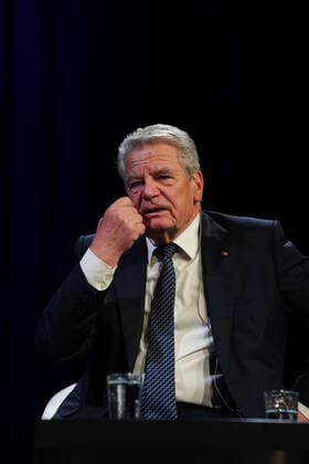Urania Awards GER, Berlin,20191126, Urania Awards, Joachim Gauck former Federal President at Seyran Ates, Berlin, lawyer, womens rights activist, founder Ibd Rushd Goethe Mosque Berlin,