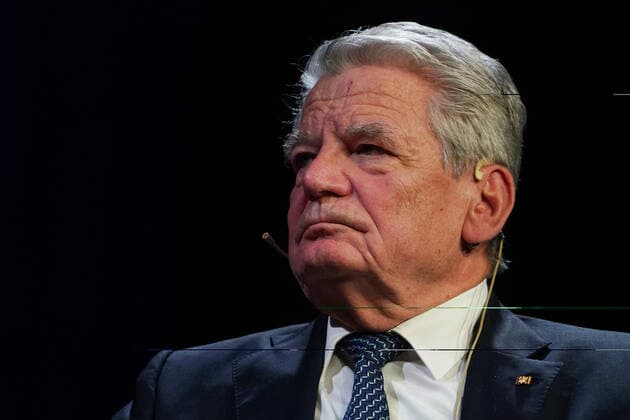 Urania Awards GER, Berlin,20191126, Urania Awards, Joachim Gauck former Federal President at Seyran Ates, Berlin, lawyer, womens rights activist, founder Ibd Rushd Goethe Mosque Berlin,