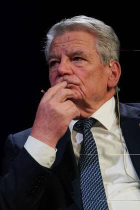 Urania Awards GER, Berlin,20191126, Urania Awards, Joachim Gauck former Federal President at Seyran Ates, Berlin, lawyer, womens rights activist, founder Ibd Rushd Goethe Mosque Berlin,