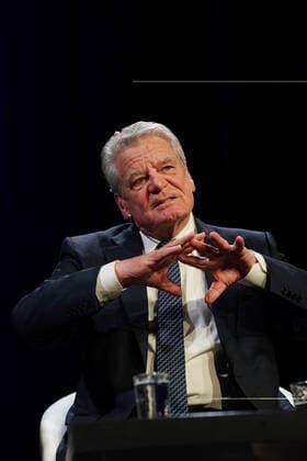 Urania Awards GER, Berlin,20191126, Urania Awards, Joachim Gauck former Federal President at Seyran Ates, Berlin, lawyer, womens rights activist, founder Ibd Rushd Goethe Mosque Berlin,