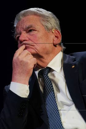 Urania Awards GER, Berlin,20191126, Urania Awards, Joachim Gauck former Federal President at Seyran Ates, Berlin, lawyer, womens rights activist, founder Ibd Rushd Goethe Mosque Berlin,