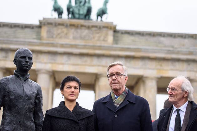 Berlin, Kunstevent Anything to say of the Bundestag faction Die Linke auf dem Pariser Platz Deutschland, Berlin 27 11 2019 Sahra Wagenknecht DIE LINKE , Dietmar Bartsch, parliamentary party leader DIE LINKE in the Bundestag and John Shipton, father of Julian Assange are in the picture at the event under the motto Media under fire Berlin pariser platz Berlin Germany