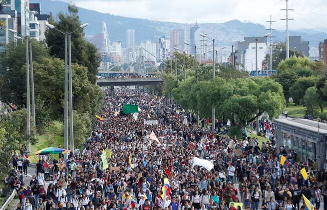 Bilder des Jahres 2019, News 11 November News Themen der Woche KW48 News Bilder des Tages Thousands of students and civil society march on the North Highway of the city, on the occasion of the national strike, during the seventh day of protests in Bogota, Colombia, 27 November 2019. With drummers, circus acts and carnival rhythm, the street mobilizations of the second national strike convened in less than a week against the social and economic policy of Colombian President Ivan Duque began in Bogota on Wednesday. A carnival beat Bogota protests in second national strike against Duque !ACHTUNG: NUR REDAKTIONELLE NUTZUNG!  Copyright: xMauricioxDuenasx AME730 20191127-637104956348308001