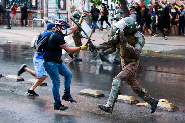 Bilder des Jahres 2019, News 11 November News Themen der Woche KW48 News Bilder des Tages Chile, Proteste in Santiago Santiago, 27 de noviembre 2019 A mas de un mes continuar las protestas en Plaza Italia contra el gobierno del presidente Sebastian Pinera. En la fotografía un manifestante se enfrenta a carabineros de Fuerzas especiales. Ramon Monroy Aton Chile, Santiago Chile Aton_375280 *** Santiago, 27 November 2019 For more than a month to continue the protests in Plaza Italia against the government of President Sebastian Pinera In the photograph a demonstrator confronts special forces carabineros Ramon Monroy Aton Chile, Santiago Chile Aton 375280  Copyright: RAMONxMONROY ATONCHILE