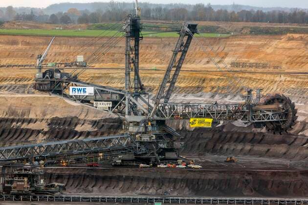 Bilder des Jahres 2019, News 11 November News Themen der Woche KW48 News Bilder des Tages Aktivisten der Umweltschutzorganisation Greenpeace haben im Braunkohletagebau Garzweiler bei Jüchen ( NRW ) im Rheinischen Revier einen Schaufelradbagger des Energieunternehmens RWE besetzt und fordern den sofortigen Kohleaustieg. Greenpeace besetzt Bagger *** Activists of environmental protection organisation Greenpeace have occupied a bucket wheel excavator of energy company RWE at the Garzweiler lignite opencast mine near Jüchen NRW in the Rhineland and demand immediate exit of coal Greenpeace occupied excavator