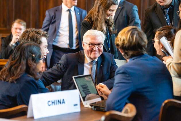 Bilder des Jahres 2019, News 11 November News Themen der Woche KW48 News Bilder des Tages NATIONAL MODEL UNITED NATIONS KONFERENZ ERFURT 28 11 2019 - Erfurt: Bundespräsident Frank-Walter Steinmeier im Gespräch mit Teilnehmern während der National Model United Nations Konferenz im Erfurter Rathaus am 28. November 2019. _________________ *** NATIONAL MODEL UNITED NATIONS CONFERENCE ERFURT 28 11 2019 Erfurt Federal President Frank Walter Steinmeier in conversation with participants during the National Model United Nations Conference at Erfurt City Hall on 28 November 2019