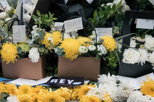 NINGBO, CHINA - NOVEMBER 28: Flowers are seen to mourn the death of actor model Godfrey Gao on November 28, 2019 in Ningbo, Zhejiang Province of China. Taiwanese-Canadian actor model Godfrey Gao died at the age of 35 after he collapsed while filming a sports reality show Chase Me on Wednesday in Ningbo.  Copyright: xVCGx CFP111261216897