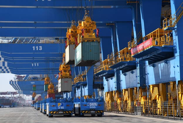 Bilder des Jahres 2019, News 11 November News Themen der Woche KW48 News Bilder des Tages (191128) -- QINGDAO, Nov. 28, 2019 -- Vehicles wait for the loading of containers at the second phase of the automatic dock of the Qingdao port in Qingdao, east China s Shandong Province, Nov. 28, 2019. The second phase of the automatic dock of the Qingdao port was put into operation on Thursday, which applies several technological inventions developed by the Qingdao port. ) CHINA-SHANDONG-QINGDAO PORT-AUTOMATIC DOCK (CN) LixZiheng 