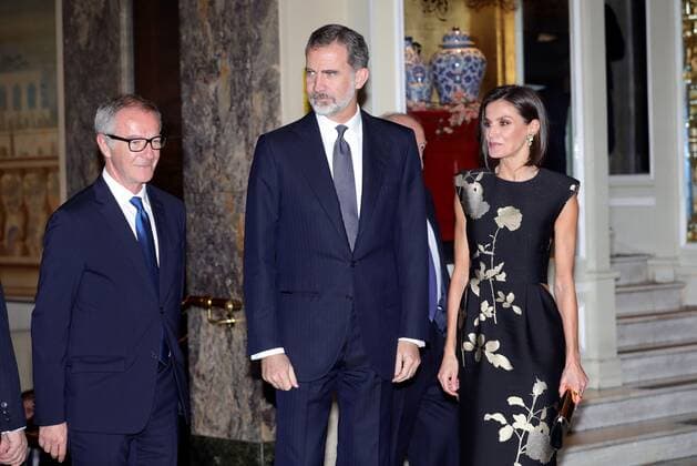(L-R) Spanish acting Minister of Culture, Jose Guirao, Spanish King Felipe VI and Queen Letizia attend a ceremony to hand over the 35th Francisco Cerecedo journalism award at the Palace Hotel in Madrid, Spain, 28 November 2019. Spanish writer and journalist Javier Cercas will receive the Francisco Cerecedo journalism award. Spanish Royal Couple chairs 35th Francisco Cerecedo journalism award ceremony !ACHTUNG: NUR REDAKTIONELLE NUTZUNG!  Copyright: xJuanjoxMartínx GRAF9187 20191128-637105729566334482