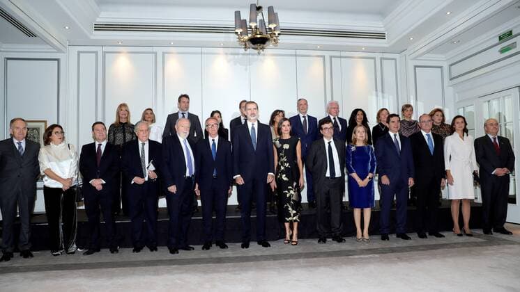 Spanish journalist Miguel Angel Aguilar (5-L), Spanish acting Minister of Culture, Jose Guirao (6-L), Spanish King Felipe VI (C) and Queen Letizia (7-R) , and Spanish journalist Javier Cercas (6-R) and other attendants pose during a ceremony to hand over the 35th Francisco Cerecedo journalism award at the Palace Hotel in Madrid, Spain, 28 November 2019. Spanish writer and journalist Javier Cercas will receive the Francisco Cerecedo journalism award. Spanish Royal Couple chairs 35th Francisco Cerecedo journalism award ceremony !ACHTUNG: NUR REDAKTIONELLE NUTZUNG!  Copyright: xJuanjoxMartínx GRAF9176 20191128-637105732063325575