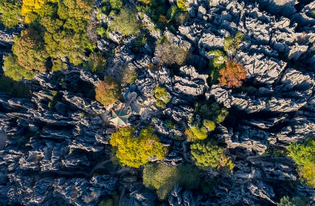 (191129) -- SHILIN, Nov. 29, 2019 -- Aerial photo taken on Nov. 28, 2019 shows the Shilin scenic zone in Shilin Yi Autonomous County, southwest China s Yunnan Province. Shilin means stone forest. ) CHINA-YUNNAN-SHILIN-TOURISM (CN) JiangxWenyao 