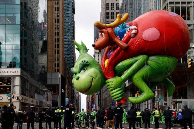 Bilder des Jahres 2019, News 11 November News Themen der Woche KW48 (191129) -- BEIJING, Nov. 29, 2019 -- The balloon of The Grinch is seen during the 2019 Macy s Thanksgiving Day Parade in New York, the United States, on Nov. 28, 2019. ) XINHUA PHOTOS OF THE DAY LixMuzi 