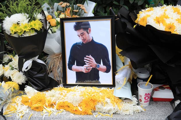 Fans donate floral wreath at the Chase Me filming site where Taiwanese-Canadian model and actor Godfrey Gao had a cardiac arrest in in Ningbo city, east China s Zhejiang province, 29 November 2019. Godfrey Gao, Taiwanese-Canadian model and actor, and first Asian model to be signed on by luxury brand Louis Vuitton, had heart attack while filming for Chase Me , a Chinese city-and-sport-themed reality show broadcast by Zhejiang Television. Godfrey Gao passed away after hours of rescue in Ningbo city, east China s Zhejiang province, 27 November 2019. Fans gather at filming site to mourn for the death of Godfrey Gao in China  811329505677803667