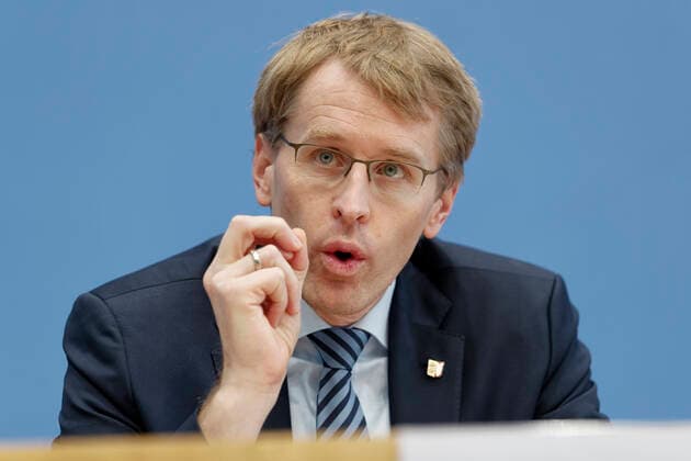 Daniel Günther 2019 11 29, Berlin, Germany Federal Press Conference The prime ministers and mayors of the northern federal states demand that the Federal Minister of Economics and Energy take back the 1 km distance rule for wind turbines In the picture Daniel Günther CDU , Prime Minister of Schleswig Holstein