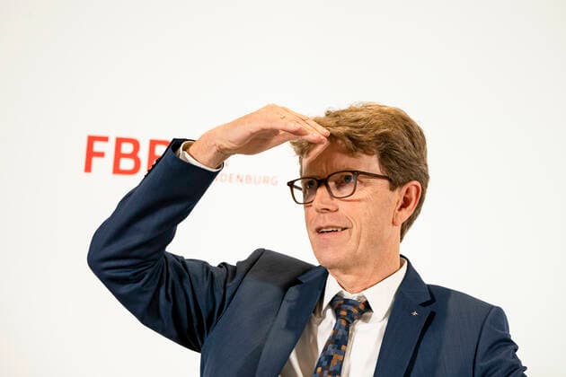 Bilder des Jahres 2019, News 11 November News Themen der Woche KW48 Vorsitzende der Geschaeftsfuehrung der Flughafen Berlin Brandenburg Engelbert Luetke Daldrup waehrend einer Pressekonferenz zur Ankuendigung des Datums der Inbetribnahme des neuen BER Flughafens in Berlin am 29. November 2019. Von 31. Oktober bis 8. November 2020 soll in drei Stufen das Flugverkehr von Tegel zum neuen Flughafen gehen. BER kuendigt Eroeffnungsdatum an *** President of the management of Berlin Brandenburg Airport Engelbert Luetke Daldrup during a press conference announcing the date of commissioning of the new BER airport in Berlin on 29 November 2019 From 31 October to 8 November 2020, air traffic from Tegel to the new airport will go in three stages BER announces opening date