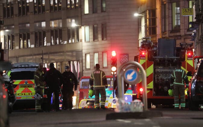 Bilder des Jahres 2019, News 11 November News Themen der Woche KW48 News Bilder des Tages (191129) -- LONDON, Nov. 29, 2019 (Xinhua) -- Emergency services work at the scene near London Bridge following an attack in London, Britain, on Nov. 29, 2019. One knifeman was shot dead by police officers at London Bridge on Friday. A number of people were stabbed by the man and the attack was being treated as a terror incident, police said. London Bridge was closed off. Police also said the suspect was wearing a hoax explosive device. (Photo by Isabel Infantes Xinhua) BRITAIN-LONDON-ATTACK 