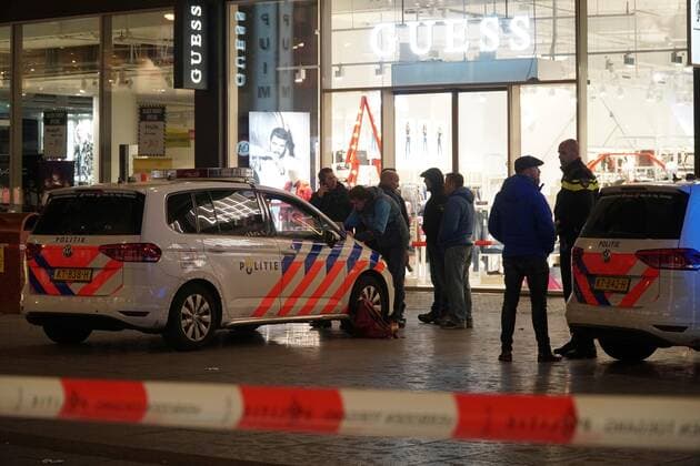 Bilder des Jahres 2019, News 11 November News Themen der Woche KW48 News Bilder des Tages Police vehicles are seen at the site where three people were injured in a stabbing in the Grote Marktstraat in The Hague, The Netherlands, 29 November 2019. Three injured in a stabbing in The Hague !ACHTUNG: NUR REDAKTIONELLE NUTZUNG!  Copyright: xImanexRachidix GRAF9961 20191130-637106995482218476
