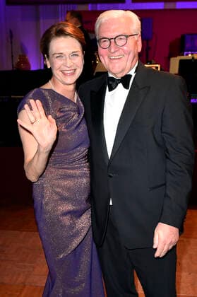 Frank-Walter Steinmeier mit Ehefrau Elke Büdenbender beim 68. Bundespresseball 2019 im Hotel Adlon Kempinski. Berlin, 29.11.2019 *** Frank Walter Steinmeier with his wife Elke Büdenbender at the 68 Federal Press Ball 2019 in the Hotel Adlon Kempinski Berlin, 29 11 2019 Foto:xF.xKernx xFuturexImage