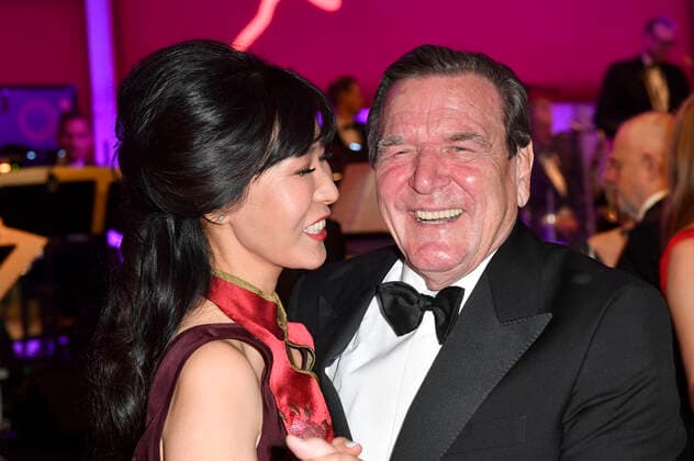 Bilder des Jahres 2019, Entertainment 11 November Entertainment Themen der Woche KW48 Gerhard Schröder mit Ehefrau Kim So-yeon beim 68. Bundespresseball 2019 im Hotel Adlon Kempinski. Berlin, 29.11.2019 *** Gerhard Schröder with his wife Kim So yeon at the 68 Federal Press Ball 2019 at the Hotel Adlon Kempinski Berlin, 29 11 2019 Foto:xF.xKernx xFuturexImage