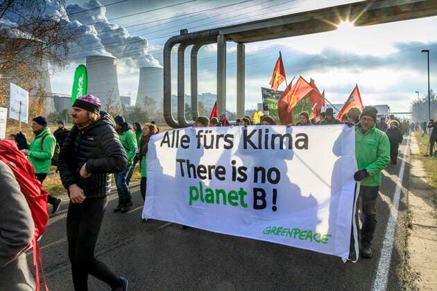 News Bilder des Tages Anti-Kohle-Proteste am Kraftwerk Jänschwalde DEU Brandenburg Jänschwalde Â Anti-Kohle-Proteste am Kraftwerk Jänschwalde: Blockaden, Mahnwachen, Demos Anti-Kohle-Protestwochenende bestimmt die Lausitz. Die Lausitz wurde an diesem Wochenende zur Hochburg des Kohleprotestes. Kohlebefürworter und Kohlegegner hatten Aktionen angekündigt. Die Klimaaktivisten von Ende Gelände wollten vor allem Tagebaue und Kraftwerke blockieren. Eine Demonstration von Fridays for Future fand am Kraftwerk Jänschwalde statt. Insgesamt 20 Mahnwachen und Versammlungen waren für das Wochenende in der Lausitz angemeldet. In der Lausitz arbeiten gegenwärtig über 4500 Kohlekumpel und etwa 3000 Kraftwerker. ( *** Anti-coal protests at Jänschwalde power plant DEU Brandenburg Jänschwalde Â Anti-coal protests at Jänschwalde power plant Blockades, vigils, Th
