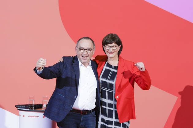 Bilder des Jahres 2019, News 11 November News Themen der Woche KW48 News Bilder des Tages Norbert Walter-Borjans und Saskia Esken jubeln nach Bekanntgabe der Stimmergebnisse. Berlin, 30.11.2019. Berlin Deutschland *** Norbert Walter Borjans and Saskia Esken cheer after announcement of voting results Berlin, 30 11 2019 Berlin Germany Copyright: xThomasxTrutschel photothek.dex