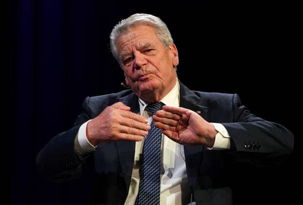 Urania Preisverleihung GER, Berlin,20191126, Urania Preisverleihung, Joachim Gauck ehemaliger Bundespräsident bei Seyran Ates, Berlin, Rechtsanwältin, Frauenrechtlerin, Begründerin Ibd-Rushd-Goethe-Moschee Berlin, *** Urania Awards GER, Berlin,20191126, Urania Awards, Joachim Gauck former Federal President at Seyran Ates, Berlin, lawyer, womens rights activist, founder Ibd Rushd Goethe Mosque Berlin,