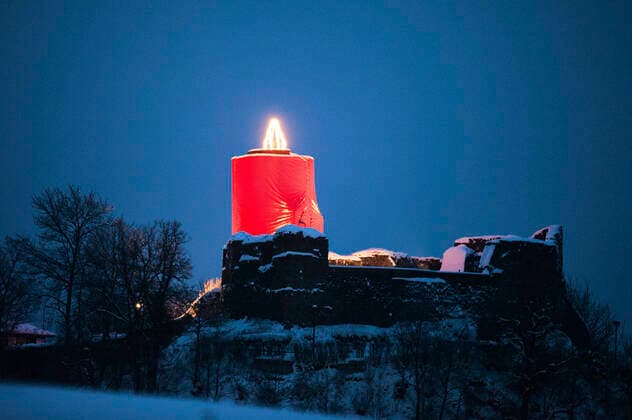 Bilder des Jahres 2019, News 12 Dezember News Themen der Woche KW48 News Bilder des Tages Die größte Adventskerze in Norddeutschland auf der Eversteiner Burgruine Polle. Polle, 01.12.2019 *** The largest Advent candle in Northern Germany at the Everstein castle ruin Polle Polle, 01 12 2019 Foto:xU.xStammx xFuturexImage