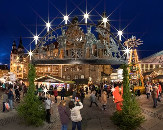 The Christmas market around the town hall in Chemnitz on 30 11 2019 Between pyramid, Schwibbogen and Christmas tree, visitors up to 23 12 can buy Erzgebirge folk art, Christmas delicacies and gifts at more than 200 stands Star effect filter Chemnitz Saxony Germany