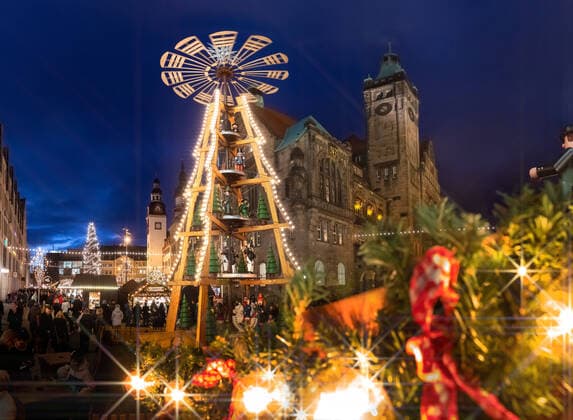 The Christmas market around the town hall in Chemnitz on 30 11 2019 Between pyramid, Schwibbogen and Christmas tree, visitors up to 23 12 can buy Erzgebirge folk art, Christmas delicacies and gifts at more than 200 stands Star effect filter Chemnitz Saxony Germany