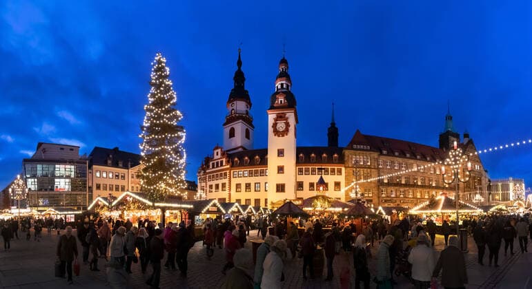The Christmas market around the town hall in Chemnitz on 30 11 2019 Between pyramid, Schwibbogen and Christmas tree visitors up to 23 12 can buy Erzgebirge folk art, Christmas delicacies and presents at more than 200 stands Panorama photo Chemnitz Saxony Germany