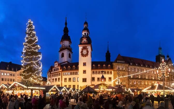 The Christmas market around the town hall in Chemnitz on 30 11 2019 Between pyramid, Schwibbogen and Christmas tree visitors up to 23 12 can buy Erzgebirge folk art, Christmas delicacies and presents at more than 200 stands Panorama photo Chemnitz Saxony Germany