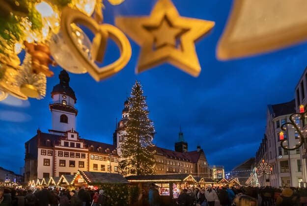 The Christmas market around the town hall in Chemnitz on 30 11 2019 Between pyramid, Schwibbogen and Christmas tree, visitors up to 23 12 can buy Erzgebirge folk art, Christmas delicacies and presents at more than 200 stands Chemnitz Saxony Germany