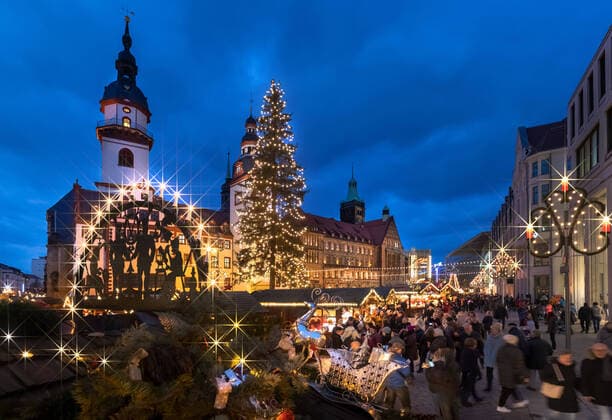 The Christmas market around the town hall in Chemnitz on 30 11 2019 Between pyramid, Schwibbogen and Christmas tree, visitors up to 23 12 can buy Erzgebirge folk art, Christmas delicacies and gifts at more than 200 stands Star effect filter Chemnitz Saxony Germany