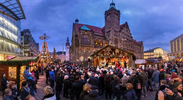 The Christmas market around the town hall in Chemnitz on 30 11 2019 Between pyramid, Schwibbogen and Christmas tree, visitors up to 23 12 can buy Erzgebirge folk art, Christmas delicacies and presents at more than 200 stands Chemnitz Saxony Germany