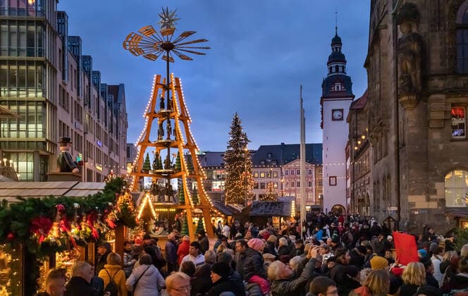 The Christmas market around the town hall in Chemnitz on 30 11 2019 Between pyramid, Schwibbogen and Christmas tree, visitors up to 23 12 can buy Erzgebirge folk art, Christmas delicacies and presents at more than 200 stands Chemnitz Saxony Germany