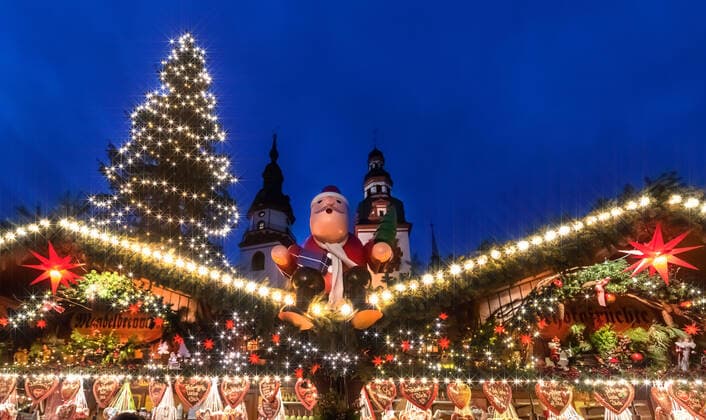 The Christmas market around the town hall in Chemnitz on 30 11 2019 Between pyramid, Schwibbogen and Christmas tree, visitors up to 23 12 can buy Erzgebirge folk art, Christmas delicacies and gifts at more than 200 stands Star effect filter Chemnitz Saxony Germany