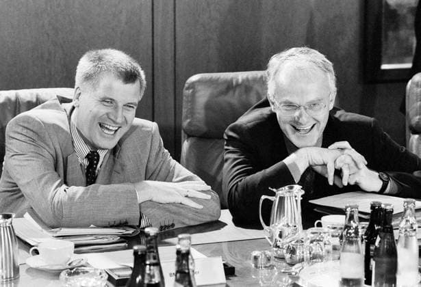 Die Bundesminister Horst SEEHOFER , CSU , und Juergen RUETTGERS , CDU , bei einer Kabinettsitzung im September 1997 Ministers Horst SEEHOFER , CSU , and Juergen RUETTGERS , CDU , during a cabinet meeting in September 1997 *** The Federal Ministers Horst SEEHOFER , CSU , and Juergen RUETTGERS , CDU , at a cabinet meeting in September 1997 Minister Horst SEEHOFER , CSU , and Juergen RUETTGERS , CDU , during a cabinet meeting in September 1997