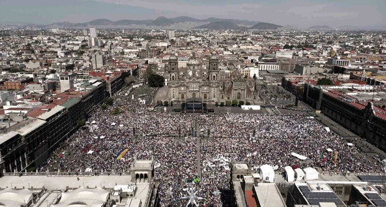 Bilder des Jahres 2019, News 12 Dezember News Themen der Woche KW48 News Bilder des Tages (191202) -- MEXICO CITY, Dec. 2, 2019 -- Aerial photo shows supporters of Mexican President Andres Manuel Lopez Obrador attending a ceremony marking his first full year in office in Mexico City, capital of Mexico, on Dec. 1, 2019. Decreasing Mexico s high rates of violent crime is the government s main challenge, President Andres Manuel Lopez Obrador said on Sunday. ( Xinhua) MEXICO-MEXICO CITY-PRESIDENT-CEREMONY Str 
