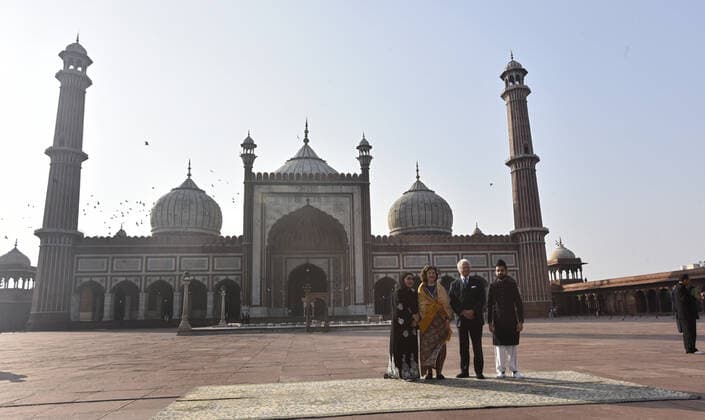 Bilder des Jahres 2019, Entertainment 12 Dezember Entertainment Bilder des Tages NEW DELHI, INDIA - DECEMBER 2: Swedish King Carl XVI Gustaf and Queen Silvia seen with Jama Masjid s Imam Shaban Bukhari and his wife Shazia Bukhari, at Jama Masjid on December 2, 2019 in New Delhi, India. (Photo by Sonu Mehta Hindustan Times) Swedish King Carl XVI Gustaf And Queen Silvia India Tour