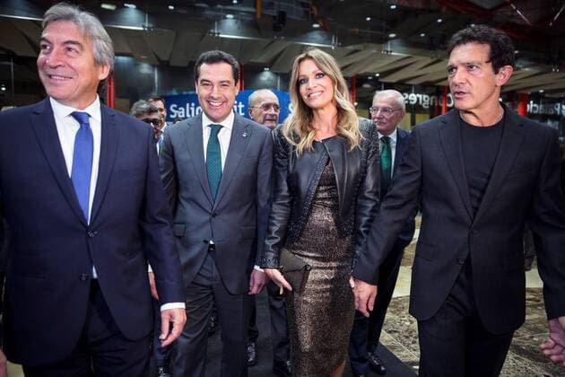 Spanish actor Antonio Banderas (R) and his girlfriend Nicole Kimpel (2R) before receiving the Malaga of the Year award in the Culture category at the Palace of Congresses in Malaga 02 December 2019. Antonio Banderas receives the Malaga of the Year award !ACHTUNG: NUR REDAKTIONELLE NUTZUNG!  Copyright: xJorgexZapatax GRAF1995 20191203-637109333280457892