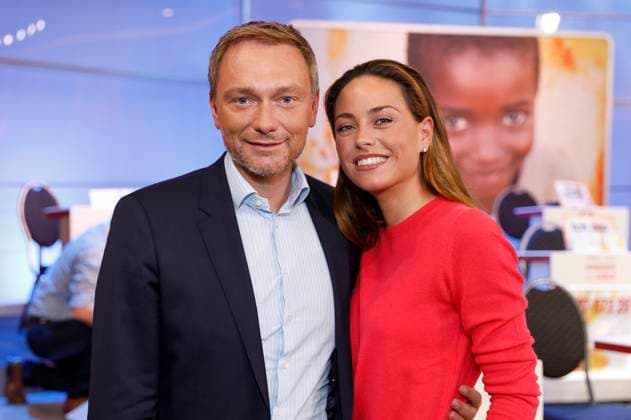 Christian Lindner mit Freundin Franca Lehfeldt beim 24. RTL-Spendenmarathon im Studio 8 der NOBEO Studios. Köln-Hürth, 22.11.2019 *** Christian Lindner with girlfriend Franca Lehfeldt at the 24 RTL Spendenmarathon in Studio 8 of the NOBEO Studios Köln Hürth, 22 11 2019 Foto:xC.xHardtx xFuturexImage