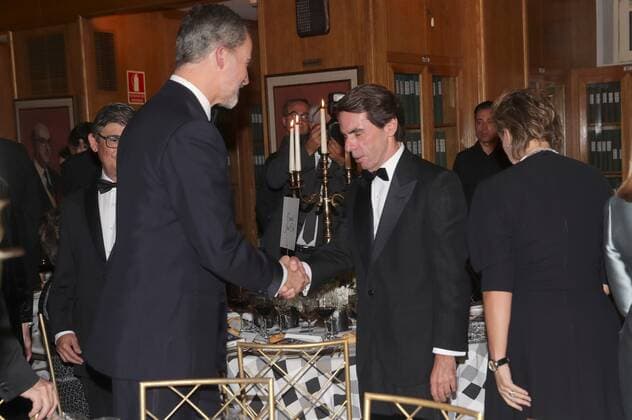 Spain s King Felipe VI (L) greets former Spanish Prime Minister Jose Maria Aznar (R) upon arrival at 99th Mariano de Cavia , Luca de Tena and Mingote ABC Journalism Award held in Madrid, Spain, 03 December 2019. Spain s Royal couple chair the 99th Mariano de Cavia , Luca de Tena and Mingote ABC Journalism Award !ACHTUNG: NUR REDAKTIONELLE NUTZUNG!  Copyright: xJuanjoxMartinx GRAF2780 20191203-637110048041224277