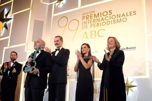 Writer Gabriel Albiac (L) receives the Mariano de Cavia award from Spain s King Felipe VI (C) and Queen Letizia (2R); at 99th Mariano de Cavia , Luca de Tena and Mingote ABC Journalism Award in Madrid, Spain, 03 December 2019. Spain s Royal couple chair the 99th Mariano de Cavia , Luca de Tena and Mingote ABC Journalism Award !ACHTUNG: NUR REDAKTIONELLE NUTZUNG!  Copyright: xJuanjoxMartinx GRAF2793 20191203-637110058087059384